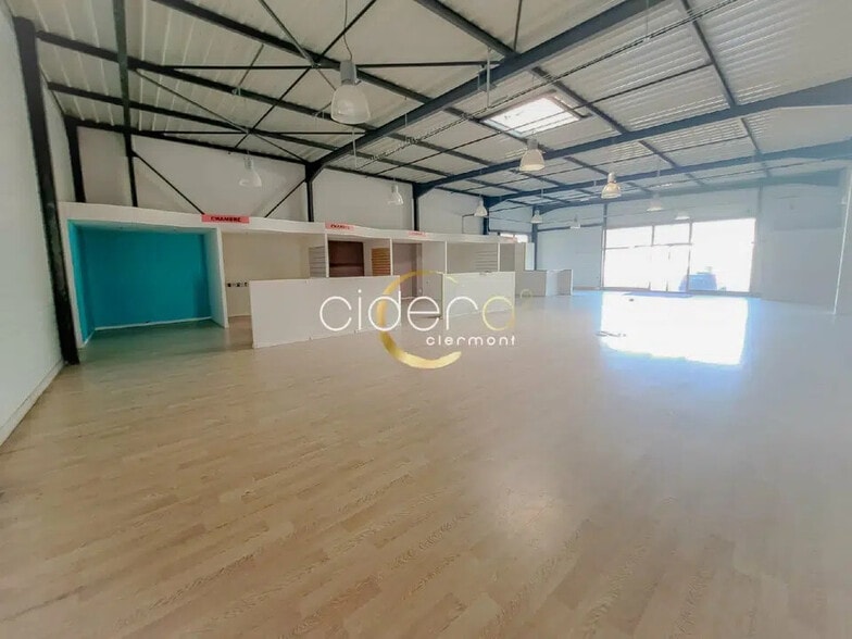 Retail in Mozac for lease - Interior Photo - Image 2 of 8