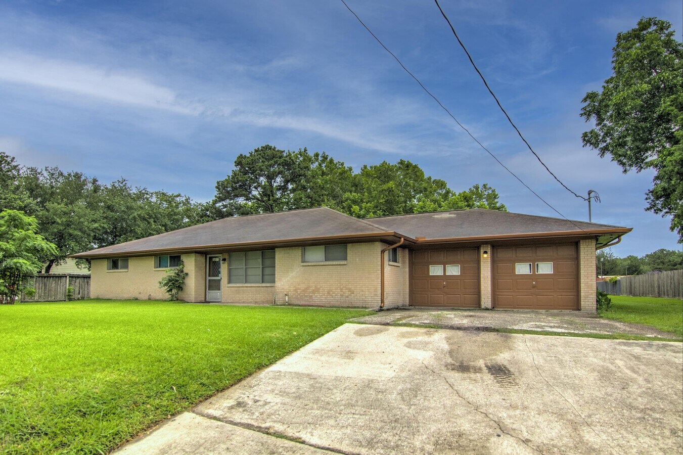 615 Massey Tompkins Rd, Baytown, TX 77521