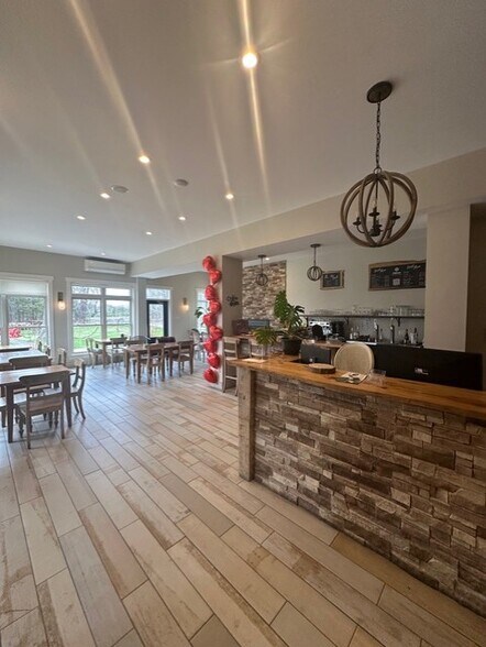 1998-2006 Phelan Rd W, Ottawa, ON for lease - Interior Photo - Image 2 of 9
