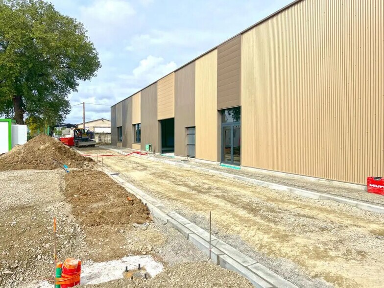 Retail in Merville for lease - Construction Photo - Image 1 of 3