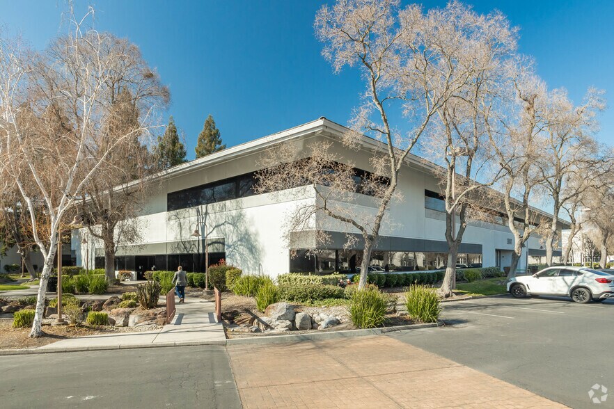3831 N Freeway Blvd, Sacramento, CA for lease - Building Photo - Image 1 of 15