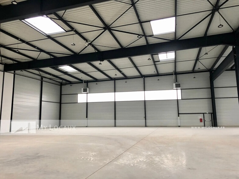 Rue Du Commandant Rolland, Le Bourget for lease - Interior Photo - Image 3 of 9