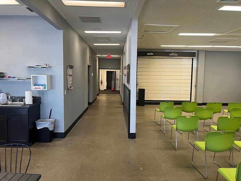 10534 NE Sandy Blvd, Portland, OR for lease - Building Photo - Image 3 of 7