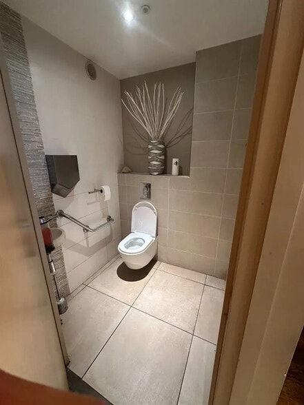 Retail in Paris for lease - Interior Photo - Image 3 of 6