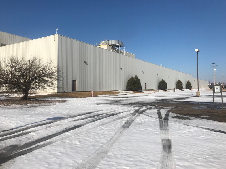 355 Byrd Ave, Neenah, WI for sale - Building Photo - Image 2 of 29