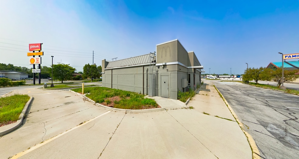 3010 Coliseum Blvd, Fort Wayne, IN for sale - Building Photo - Image 3 of 7