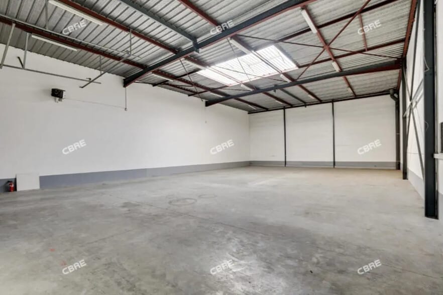 Office in Chilly-Mazarin for lease - Interior Photo - Image 2 of 11