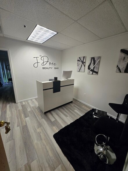 450 Maple Ave E, Vienna, VA for lease - Building Photo - Image 2 of 31