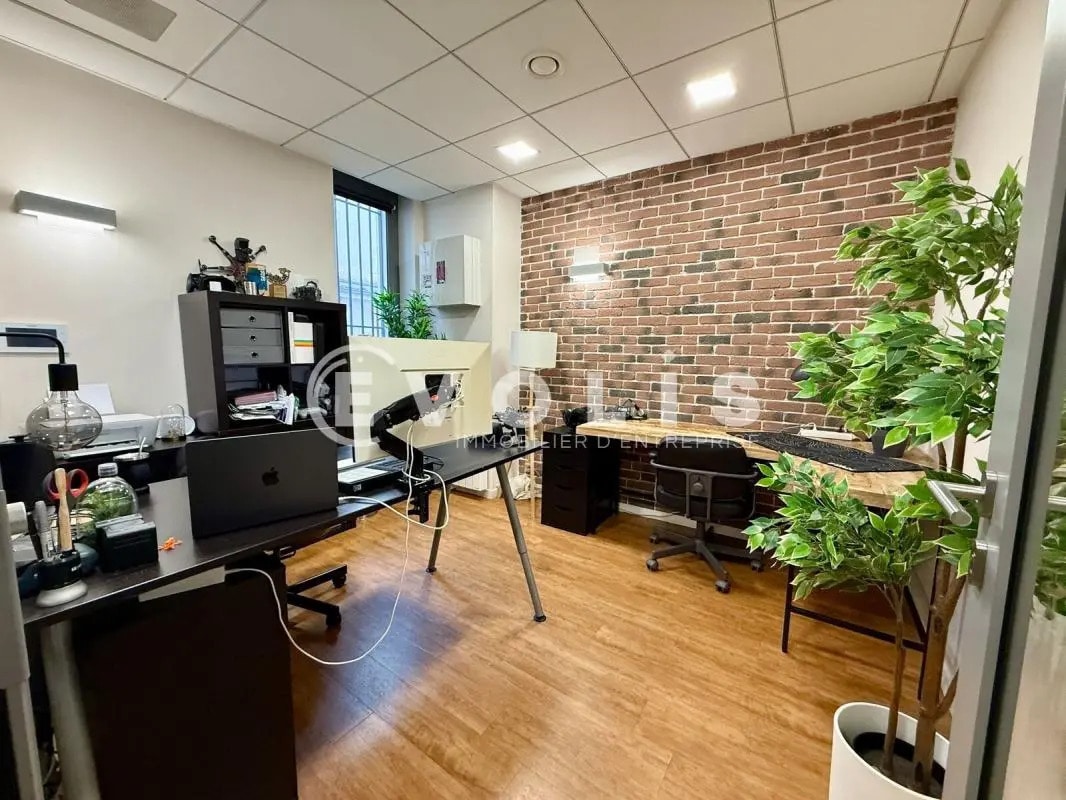 Office in Paris for lease Interior Photo- Image 1 of 7