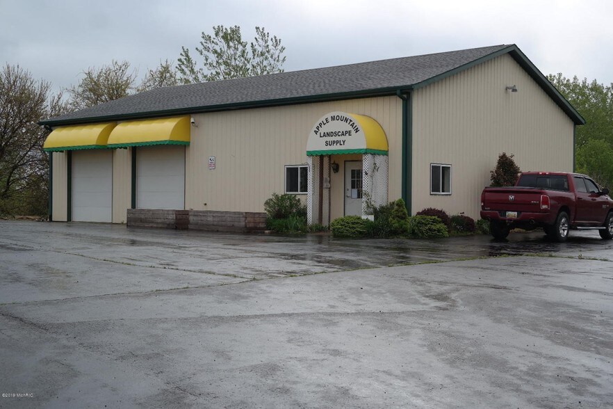 8645 Red Bud Trl, Berrien Springs, MI for sale - Primary Photo - Image 1 of 1