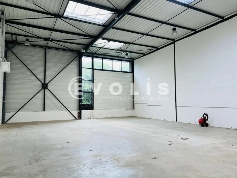 Flex in Montévrain for lease - Interior Photo - Image 3 of 7