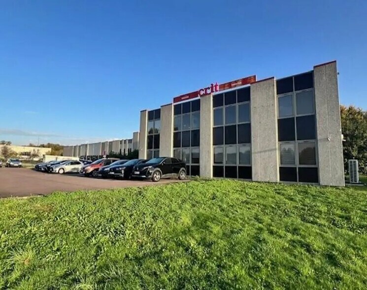 Office in Val-de-Reuil for lease - Building Photo - Image 1 of 10