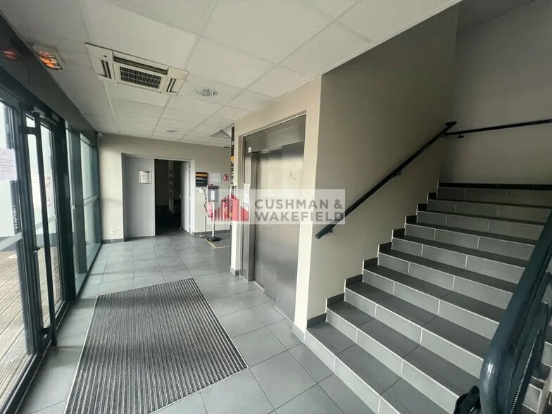 Office in Nîmes for lease - Building Photo - Image 2 of 3