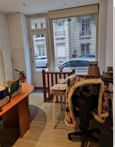 Retail in Paris for lease - Building Photo - Image 1 of 6