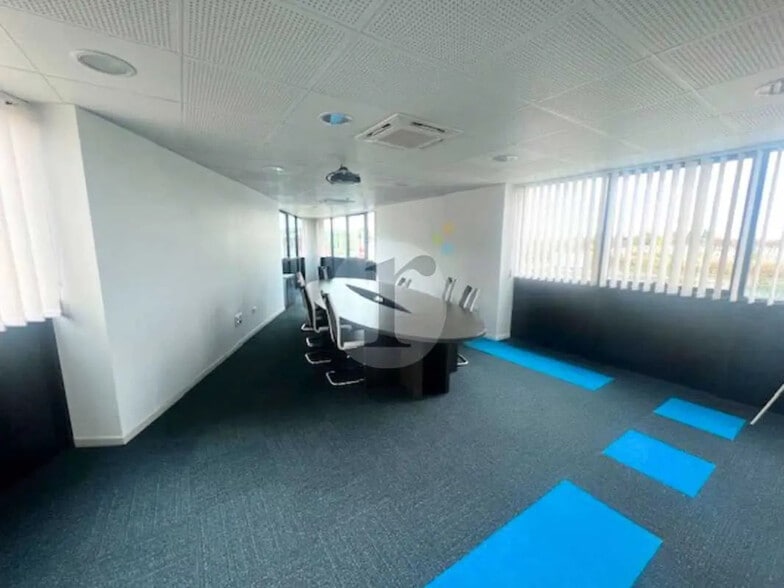 Office in Noyelles-Godault for lease - Interior Photo - Image 1 of 6