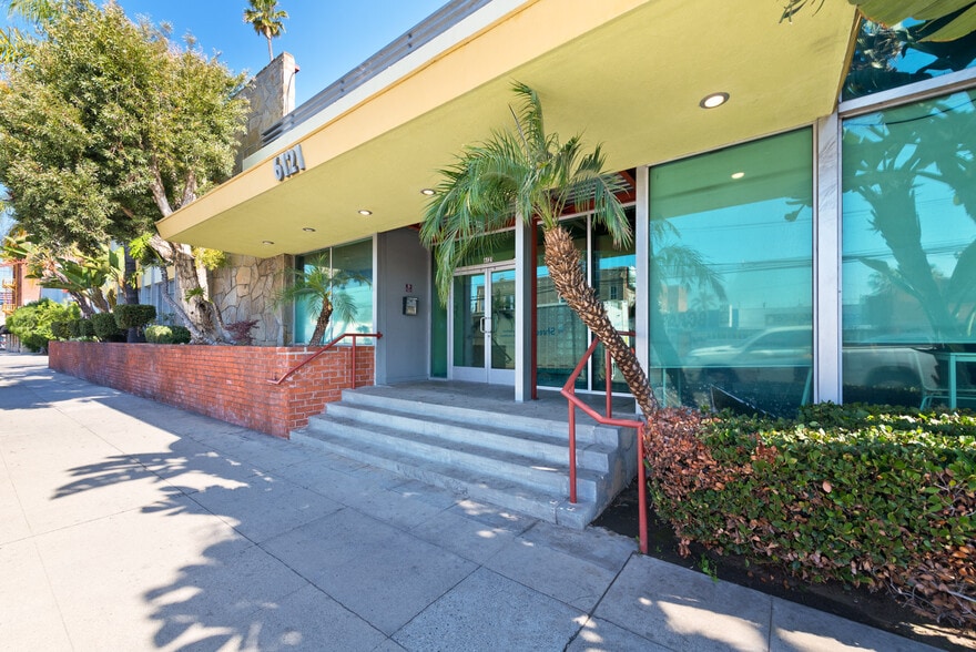 6121 Santa Monica Blvd, Los Angeles, CA for lease - Building Photo - Image 2 of 7