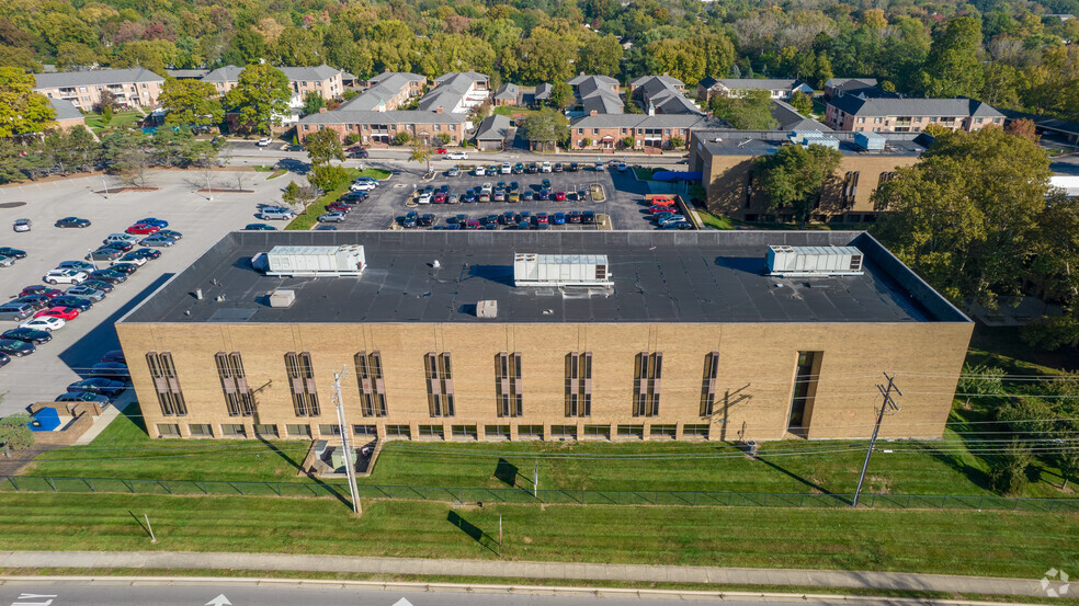 941 Chatham Ln, Columbus, OH for sale - Building Photo - Image 3 of 9