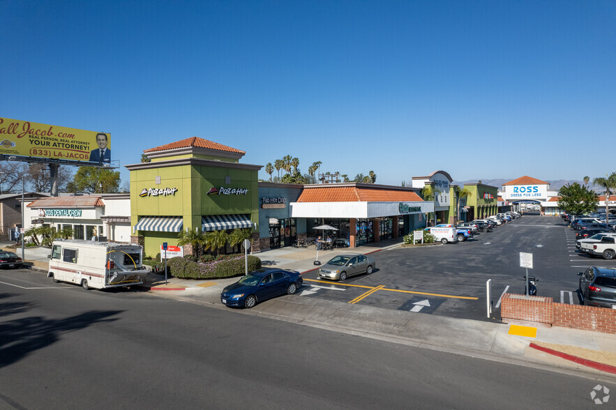 19305-19417 Victory Blvd, Reseda, CA for lease - Primary Photo - Image 1 of 5