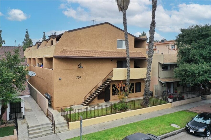 709 E Chestnut Ave, Santa Ana, CA for sale - Primary Photo - Image 1 of 13
