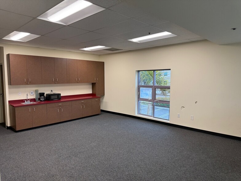 1201 Maulhardt Ave, Oxnard, CA for lease - Building Photo - Image 3 of 20