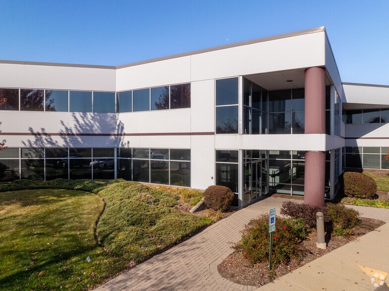 1391 Corporate Dr, Mchenry, IL for sale - Building Photo - Image 3 of 20