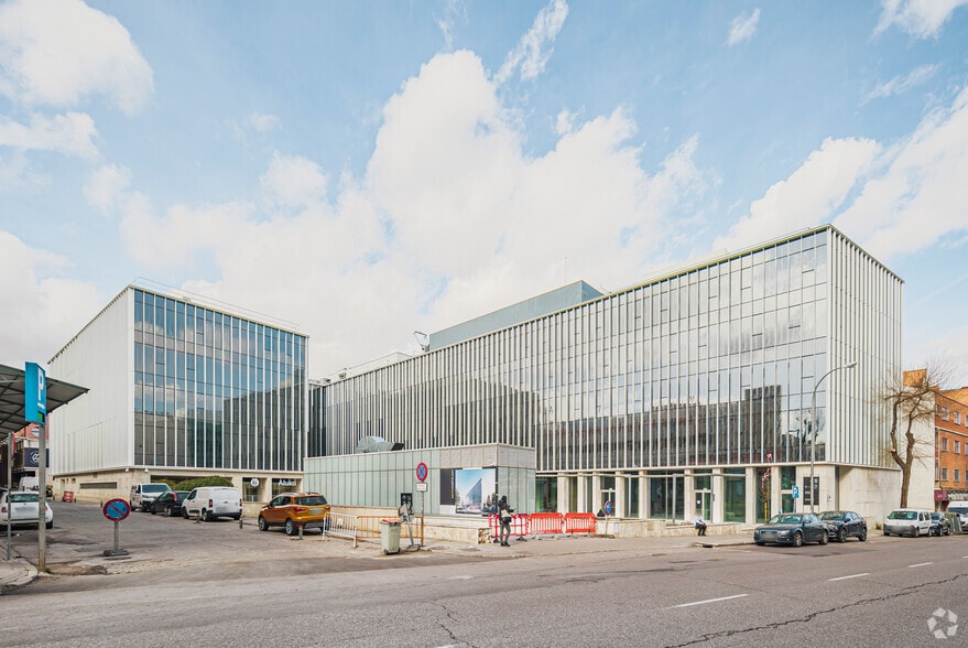 Calle Julián Camarillo, 19, Madrid, Madrid for lease - Building Photo - Image 2 of 5