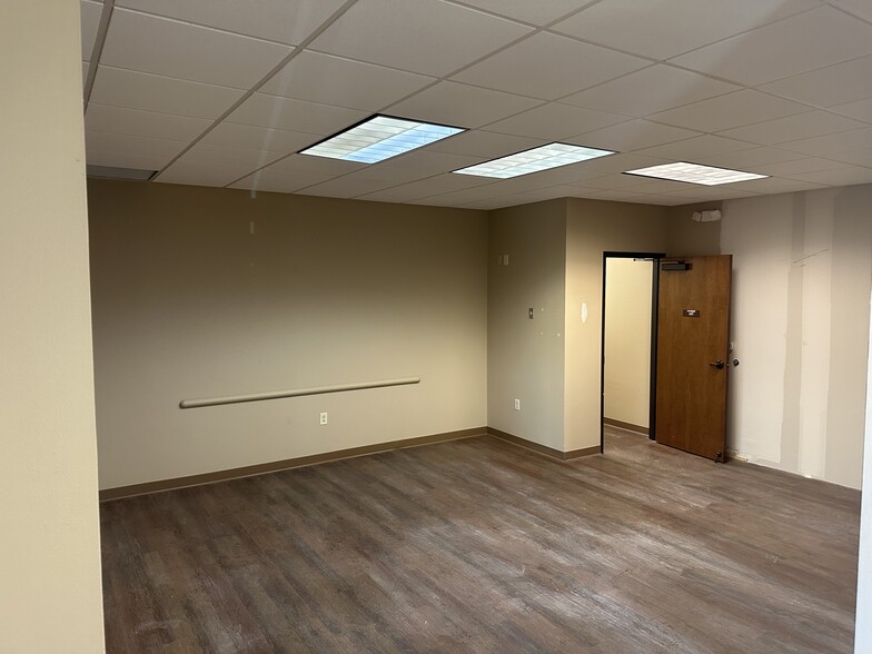 1429 Clear Lake Rd, Weatherford, TX for lease - Lobby - Image 3 of 15