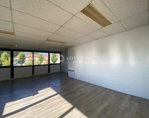 Office in Voisins-le-Bretonneux for lease - Interior Photo - Image 2 of 3