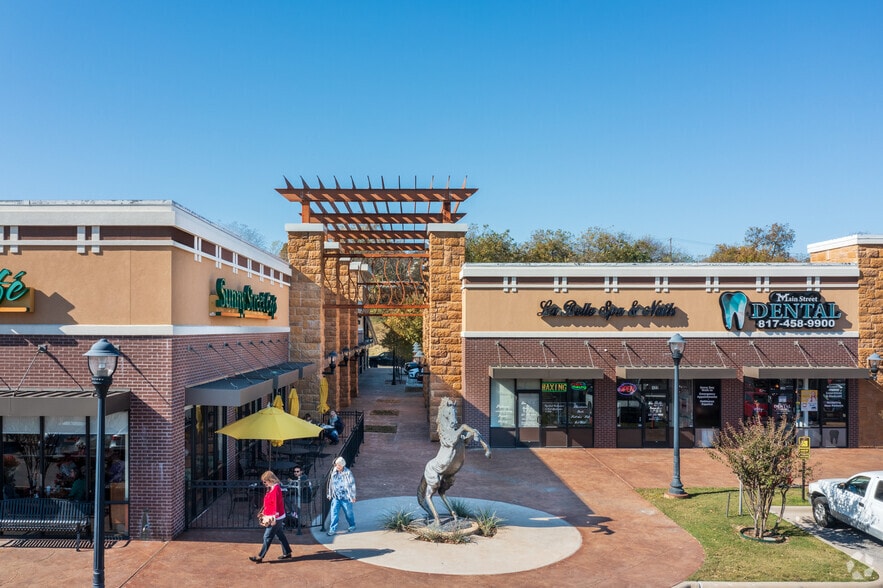 1314 S Main St, Weatherford, TX for lease - Building Photo - Image 3 of 9