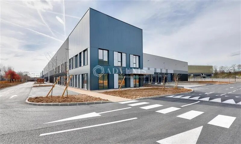 Industrial in La Courneuve for lease Building Photo- Image 1 of 12