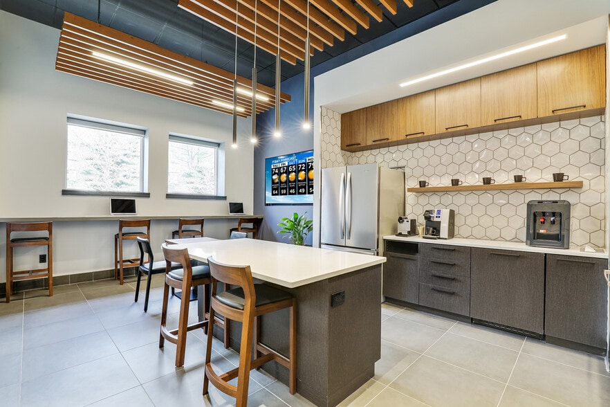 25 Pompton Ave, Verona, NJ for lease - Interior Photo - Image 1 of 6