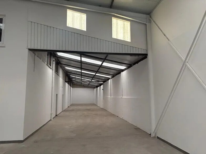 Office in Sucy-en-Brie for lease - Interior Photo - Image 2 of 9