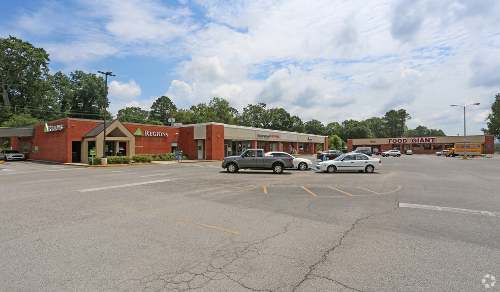 109-143 Hueytown Plz, Bessemer, AL for sale - Primary Photo - Image 1 of 6