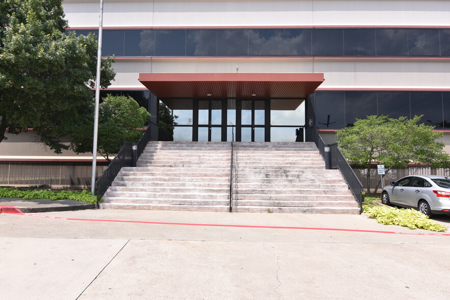 2701 Brown Trl, Bedford, TX for lease - Building Photo - Image 1 of 8