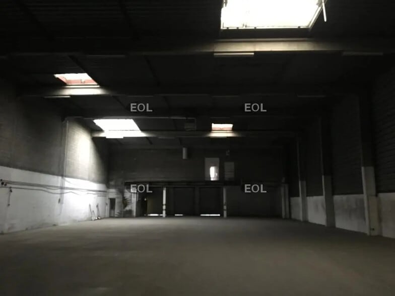 Flex in Antony for lease - Interior Photo - Image 3 of 3