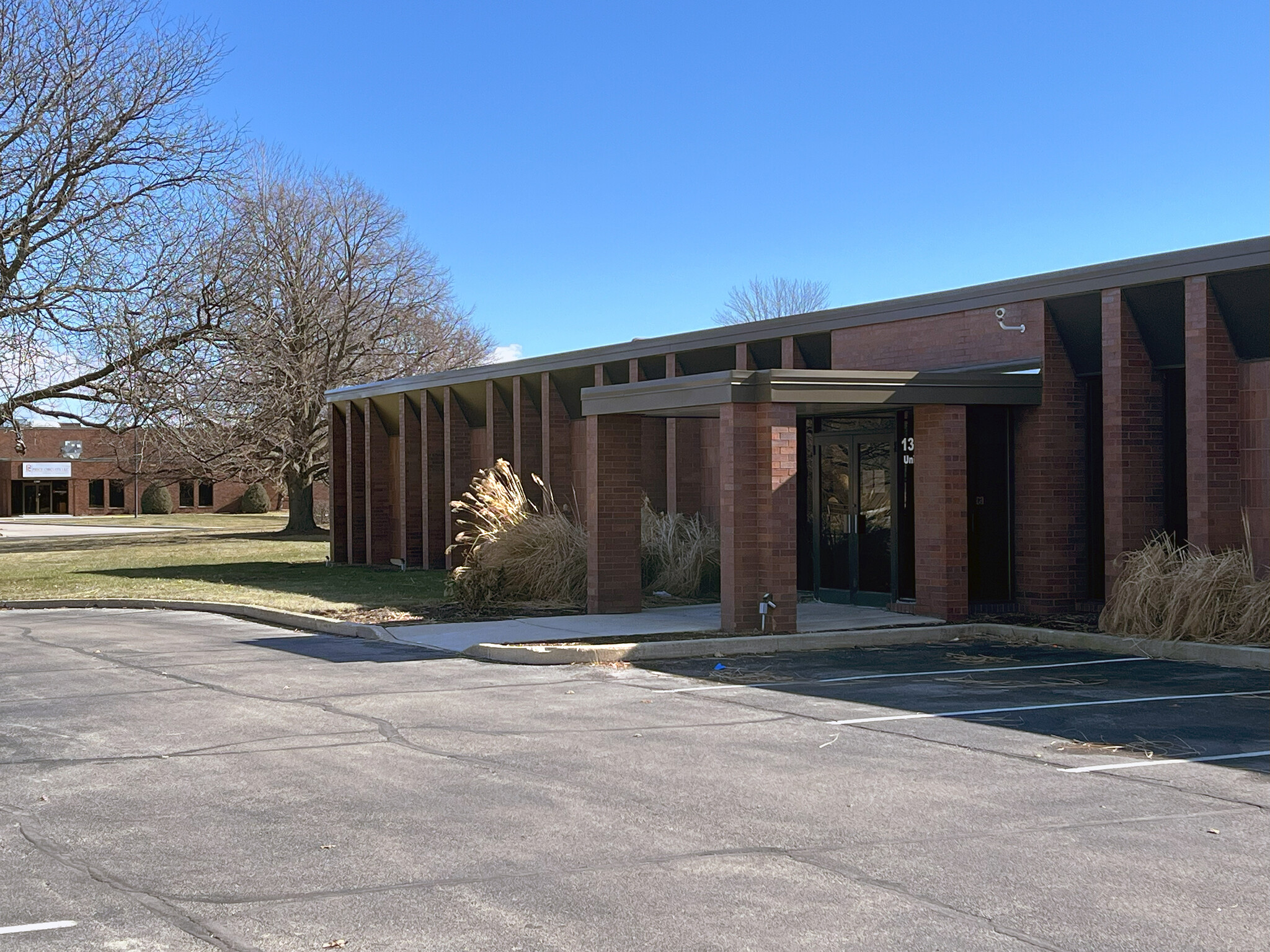 1355 Holmes Rd, Elgin, IL for lease Building Photo- Image 1 of 5