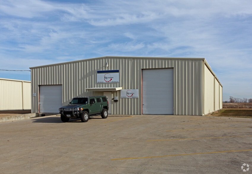 208 Industrial Dr, Forney, TX for lease - Primary Photo - Image 1 of 3