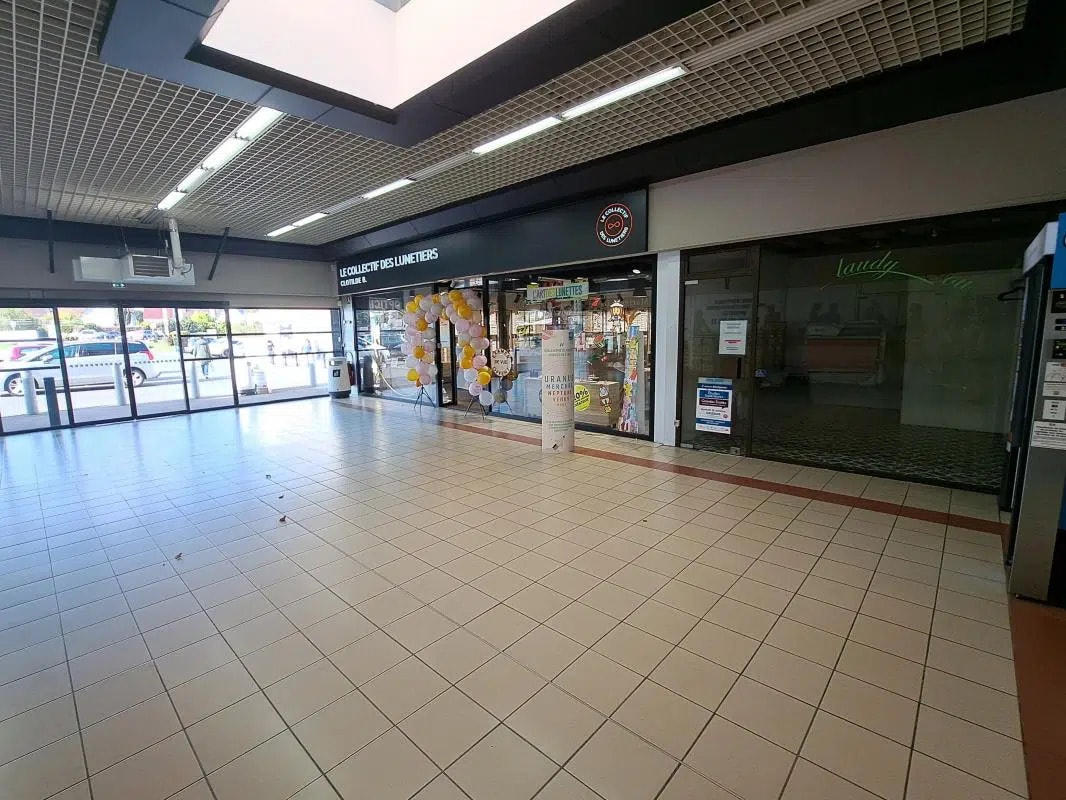 Retail in LA CHAPELLE-SAINT-MESMIN for lease Lobby- Image 1 of 2