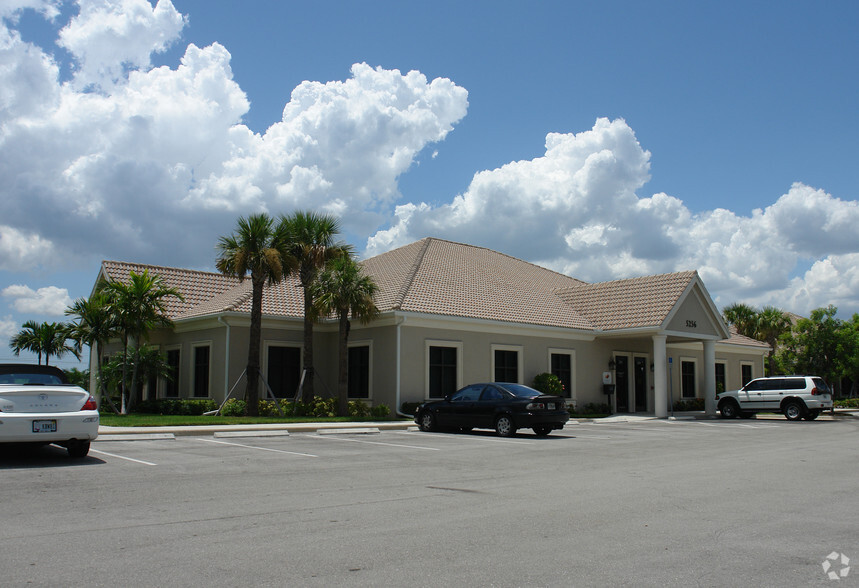 5252 Summerlin Commons Way, Fort Myers, FL for lease - Building Photo - Image 1 of 6