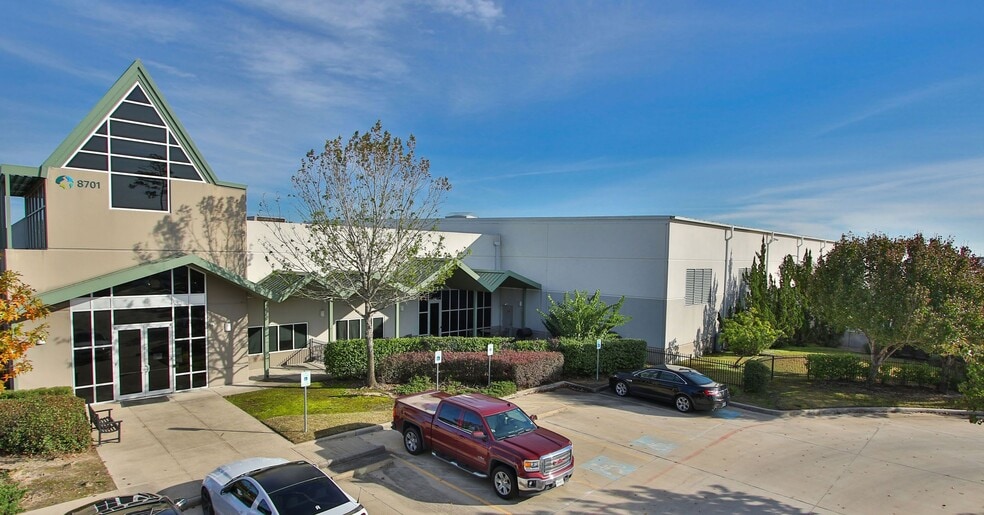 8701 Warehouse Center Dr, Humble, TX for sale - Building Photo - Image 1 of 1