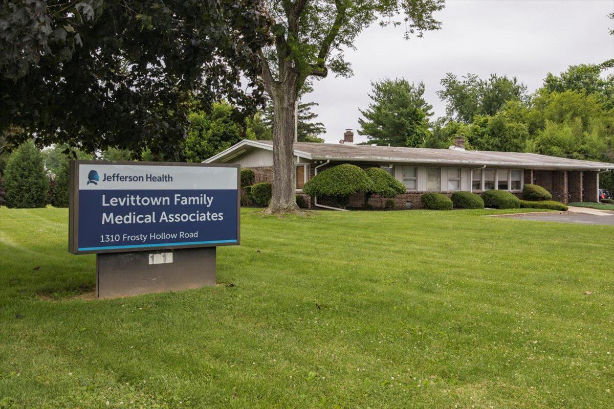 1310 Frosty Hollow Rd, Levittown, PA 19056