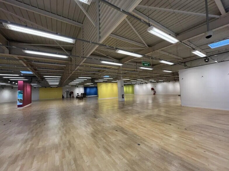 Retail in MAUREPAS for lease - Interior Photo - Image 1 of 5