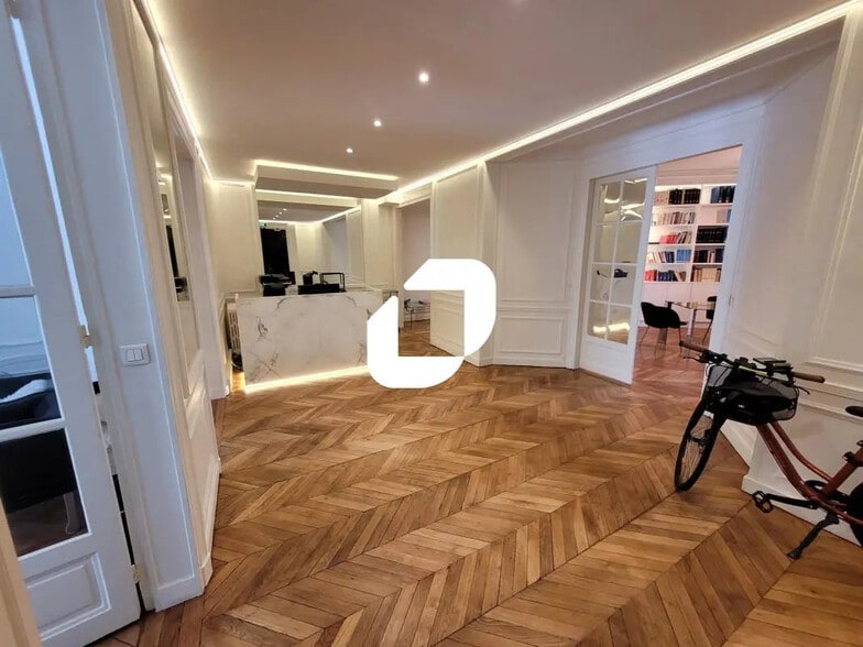 Office in Paris for lease - Interior Photo - Image 2 of 9