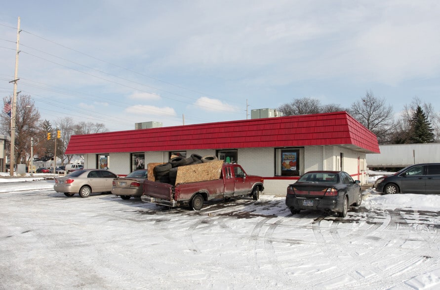 301 W Lusher Ave, Elkhart, IN for lease - Building Photo - Image 2 of 2