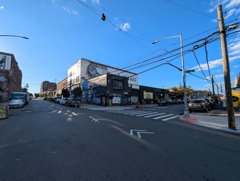 273 Meserole St, Brooklyn, NY for lease - Building Photo - Image 1 of 5