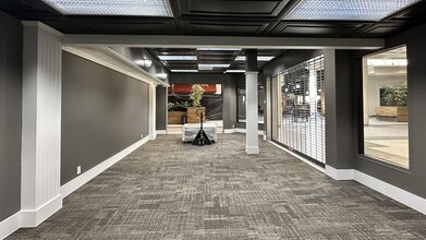 341-351 Three Rivers Dr, Kelso, WA for lease Interior Photo- Image 2 of 6