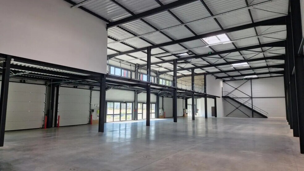 Flex in Saint-Laurent-de-Mure for lease - Building Photo - Image 2 of 7