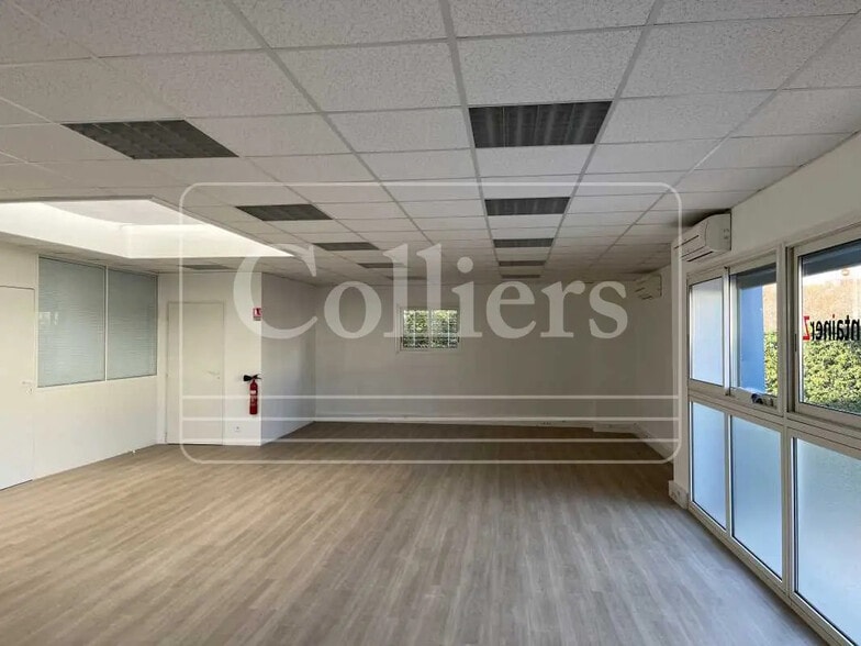 Office in Marseille for lease - Interior Photo - Image 1 of 7