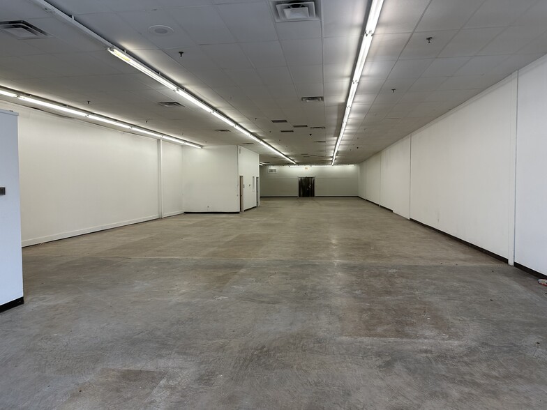 2500 N St Mary's, Beeville, TX for lease - Interior Photo - Image 2 of 6