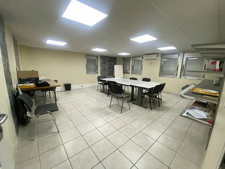 Office in Pantin for lease - Building Photo - Image 3 of 9